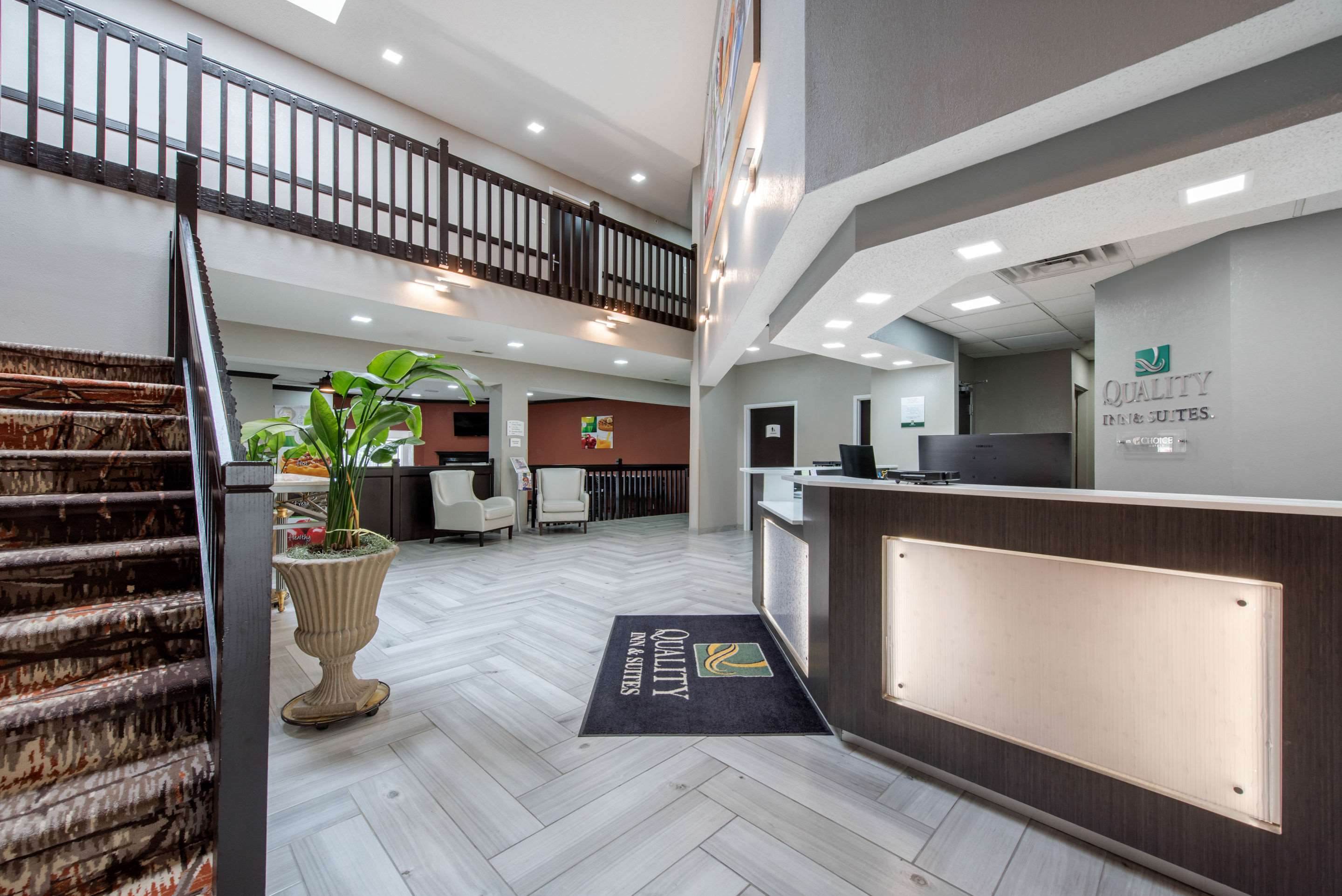 Hotel lobby | Quality Inn & Suites Brownsburg - Indianapolis West
