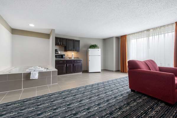 Suite - Quality Inn & Suites Brownsburg - I-74, Exit 66