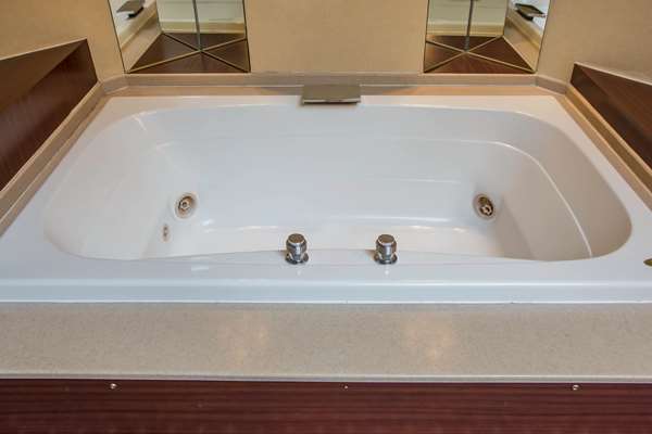 Suite - Clarion Inn Merrillville - I-65, Exit 253