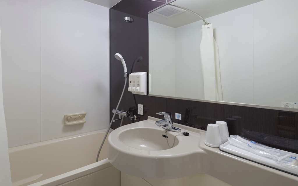 COMFORT HOTEL HAKATA-guestroom-Guest Room,Bathroom,On-Site.jpg