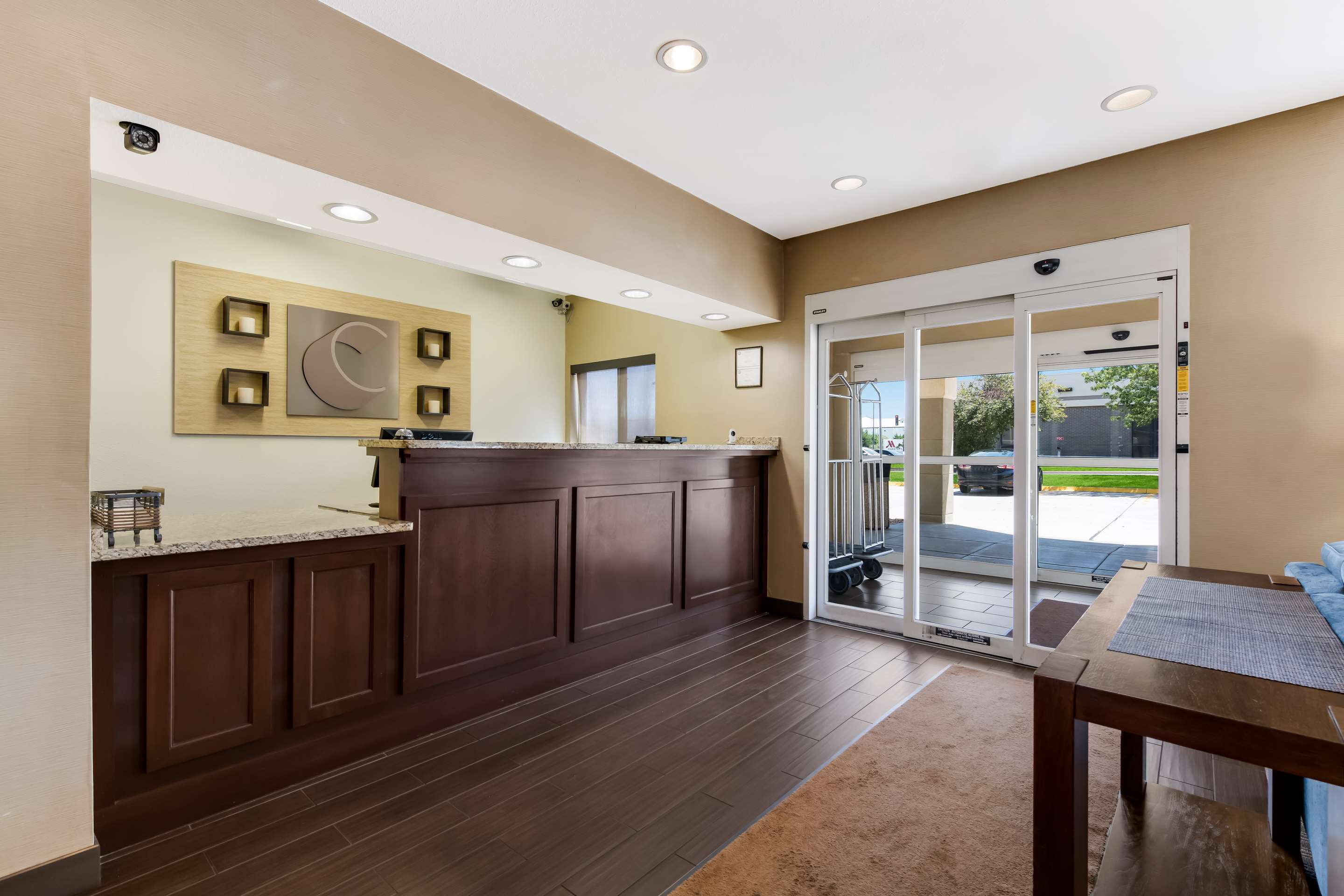 Front desk | Comfort Inn East