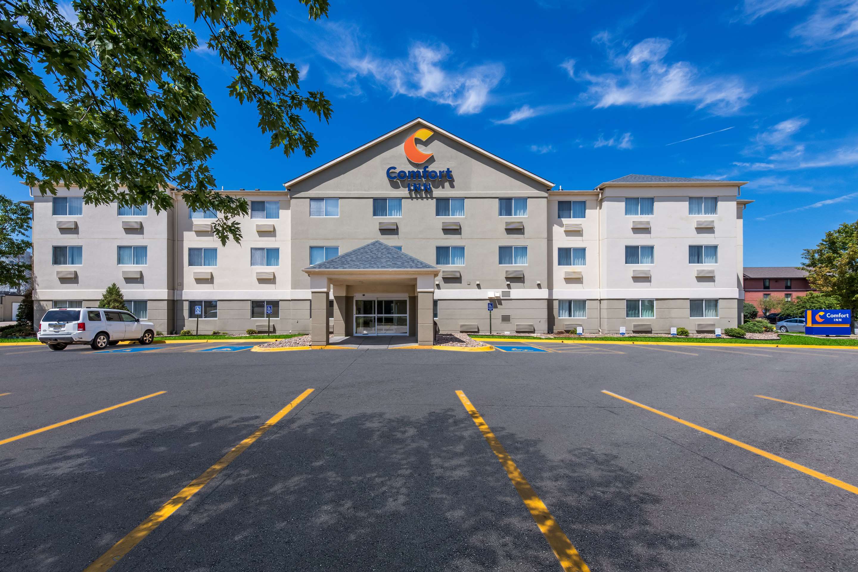 Hotel exterior | Comfort Inn East
