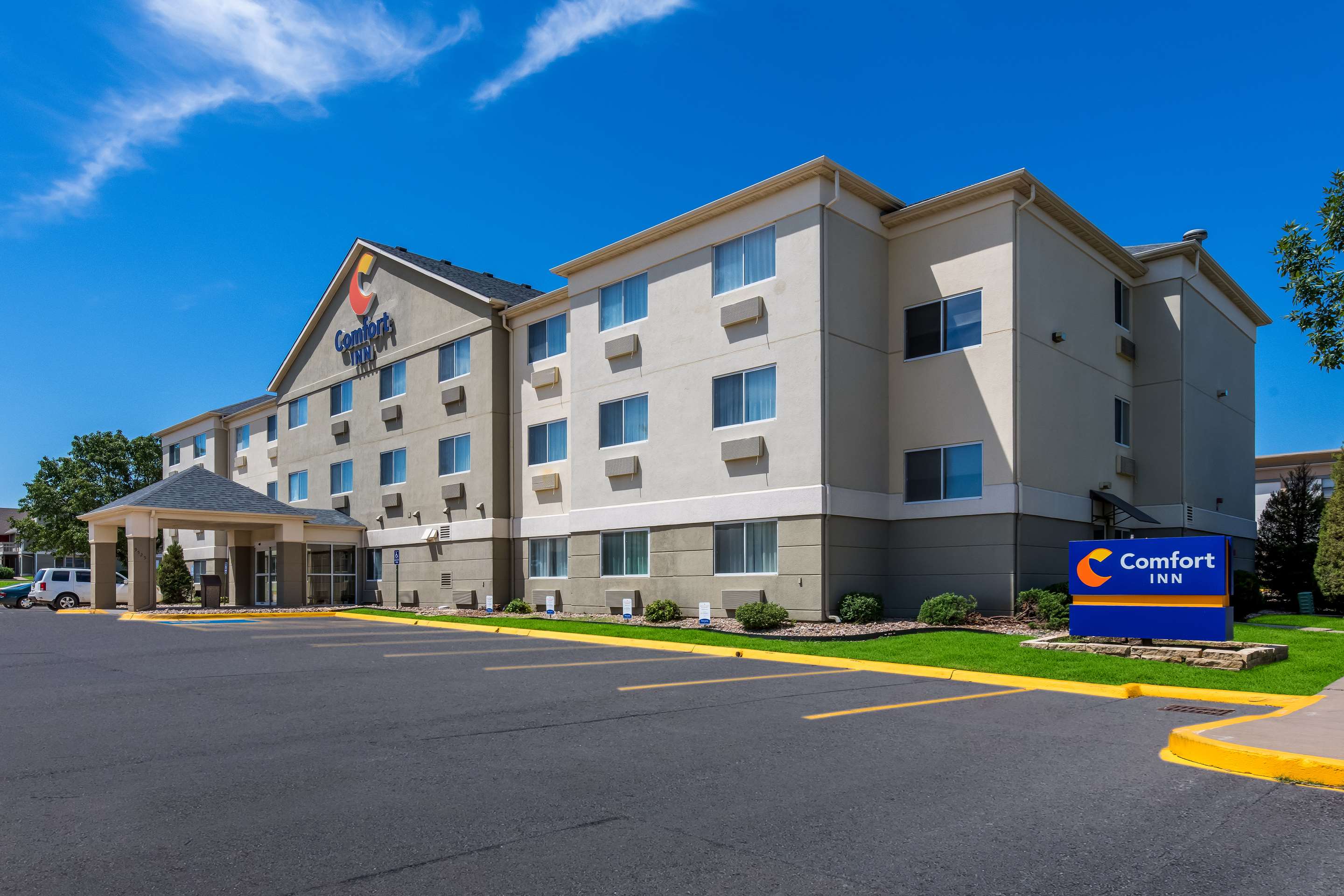 Hotel exterior | Comfort Inn East