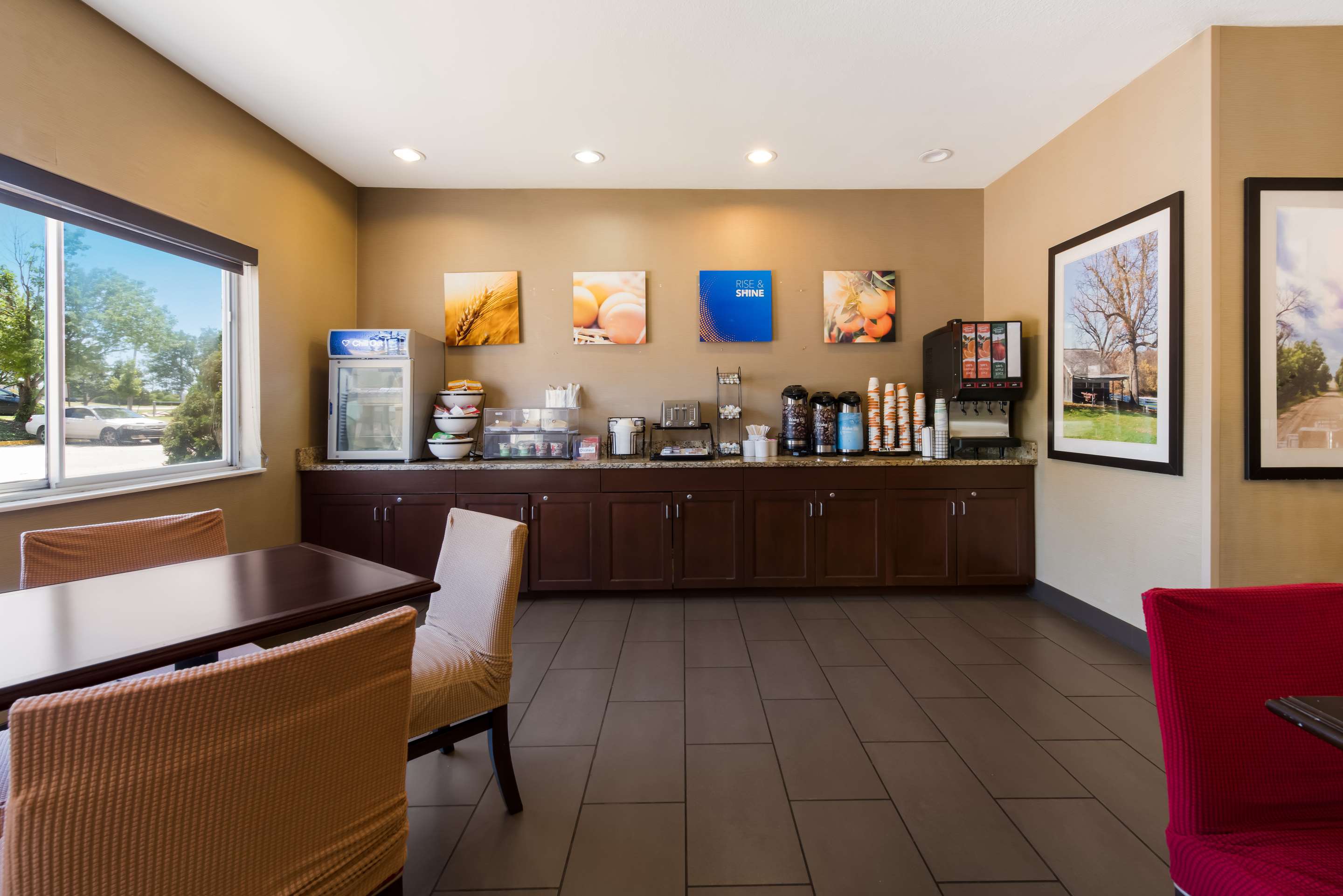 Breakfast area | Comfort Inn East