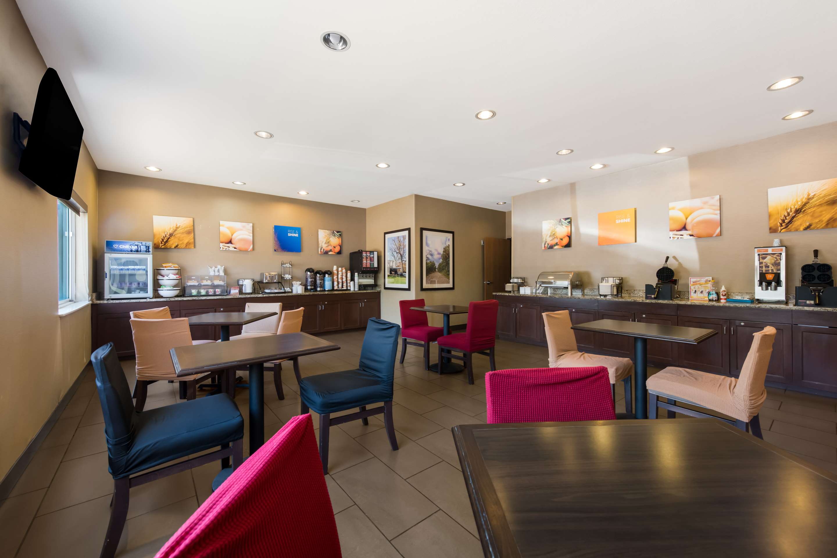 Breakfast area | Comfort Inn East
