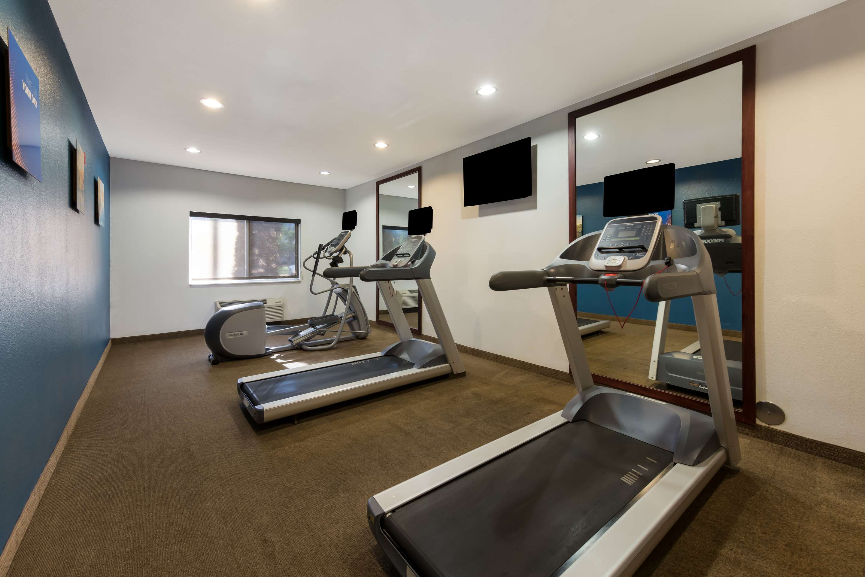Fitness center | Comfort Inn East