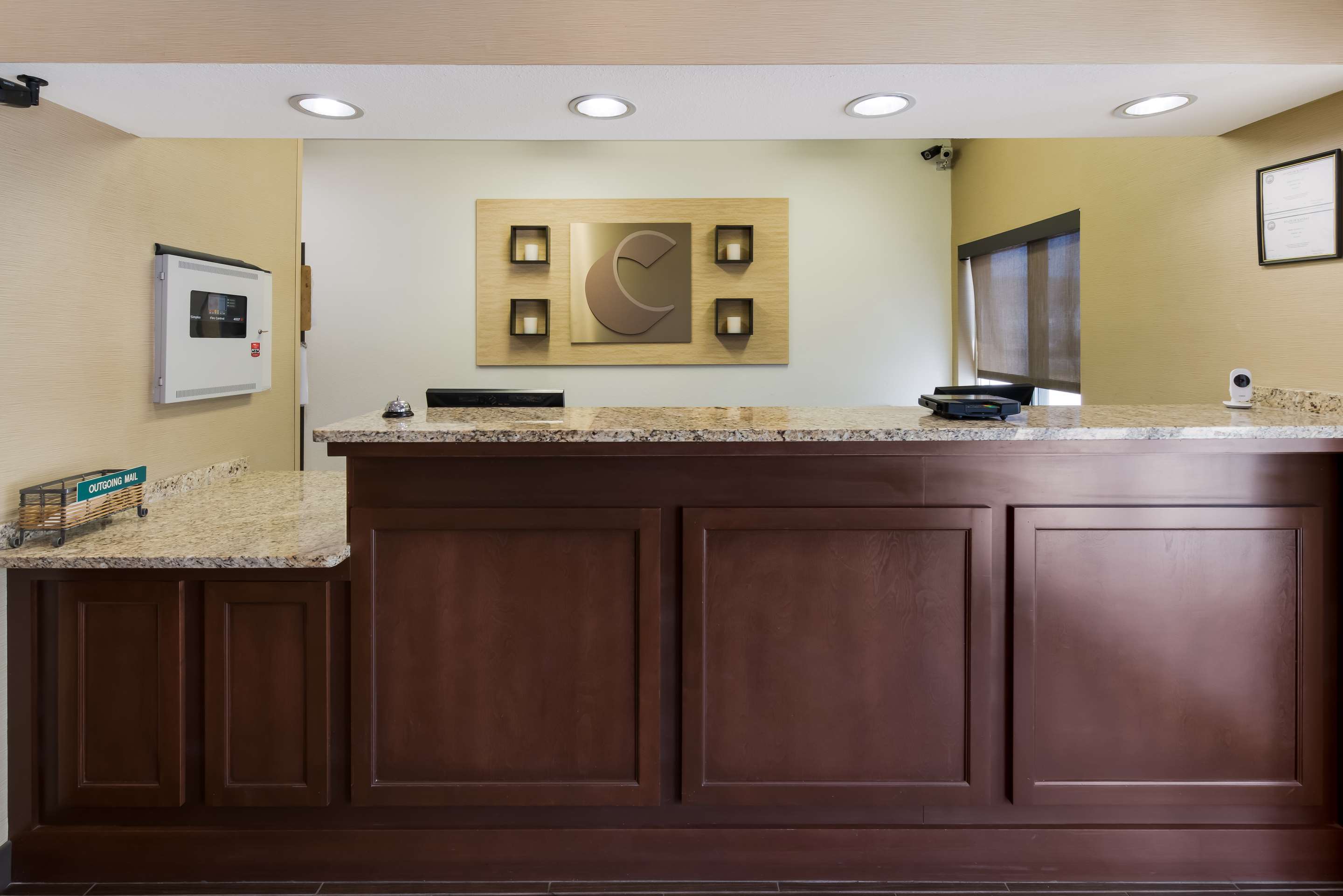 Front desk | Comfort Inn East