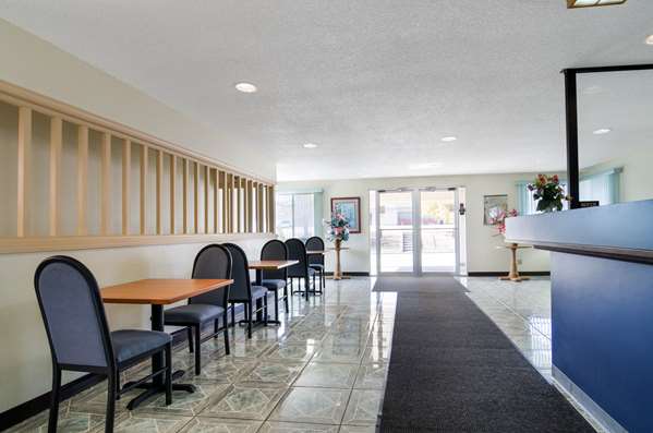  - Econo Lodge Emporia - I-35, Exit 128