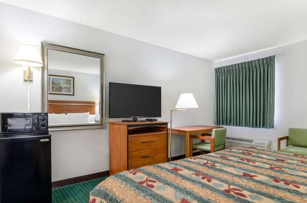  - Econo Lodge Emporia - I-35, Exit 128