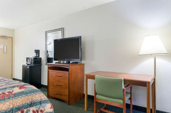  - Econo Lodge Emporia - I-35, Exit 128