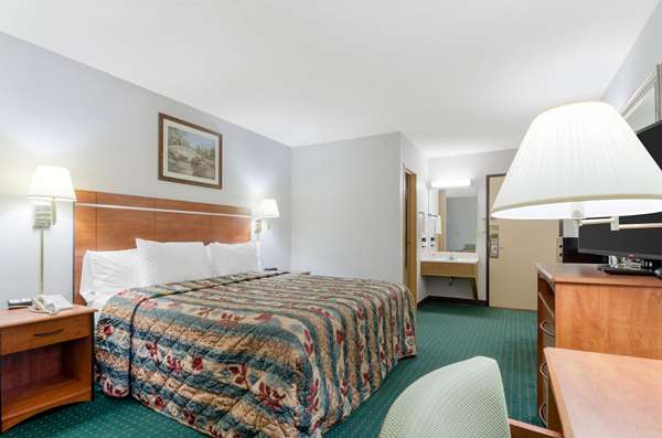  - Econo Lodge Emporia - I-35, Exit 128