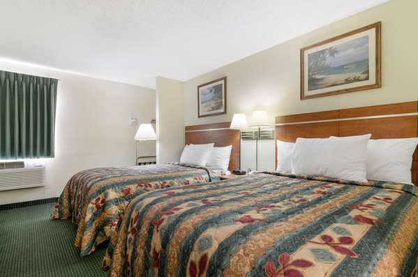  - Econo Lodge Emporia - I-35, Exit 128