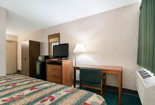  - Econo Lodge Emporia - I-35, Exit 128