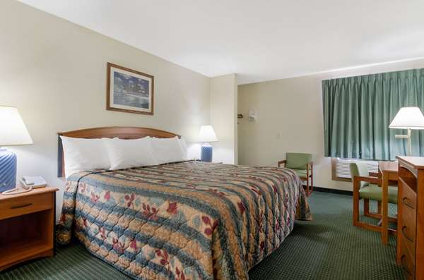  - Econo Lodge Emporia - I-35, Exit 128