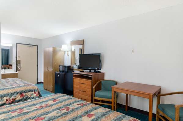  - Econo Lodge Emporia - I-35, Exit 128