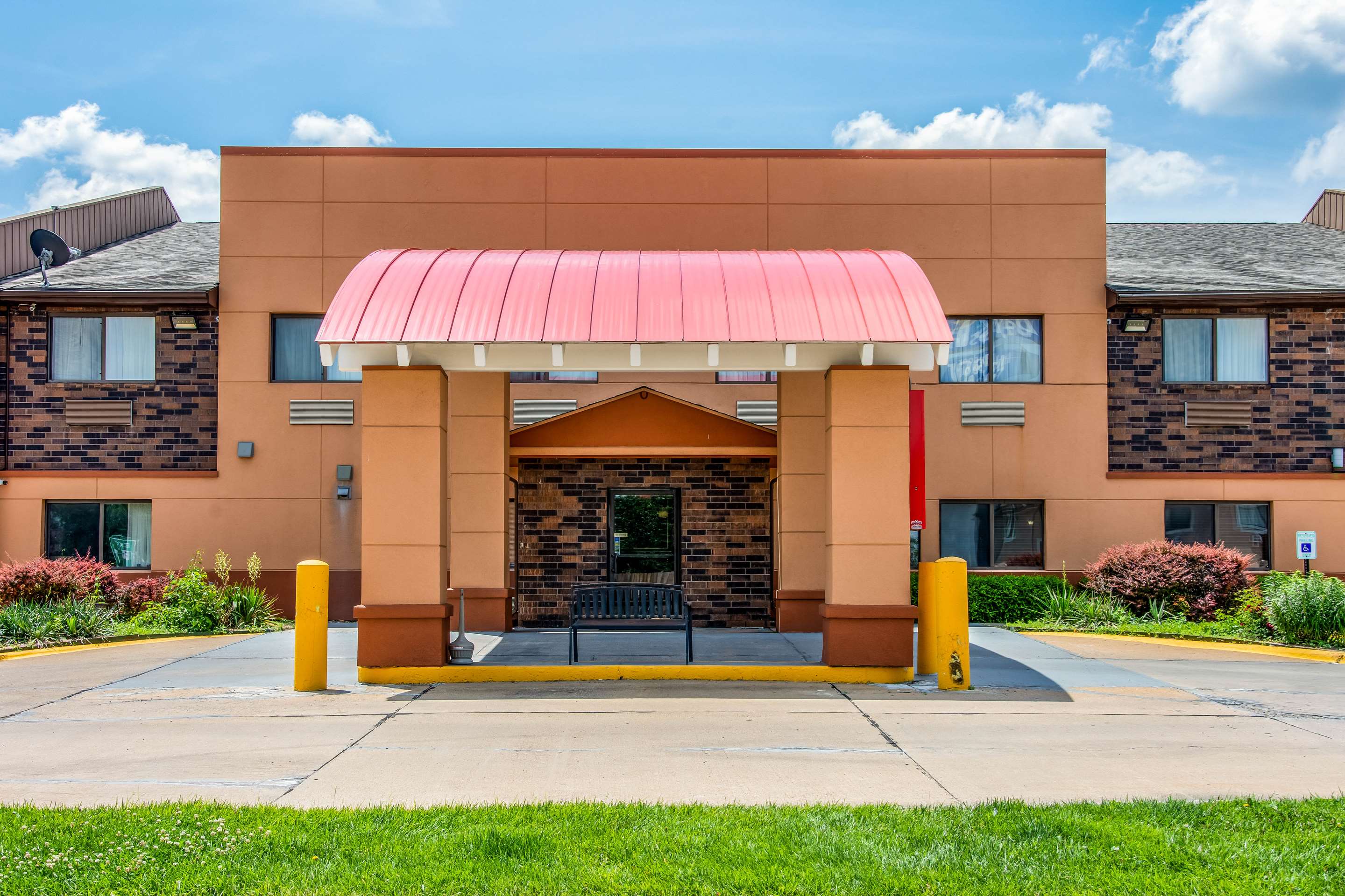 Hotel exterior | Econo Lodge at Wanamaker