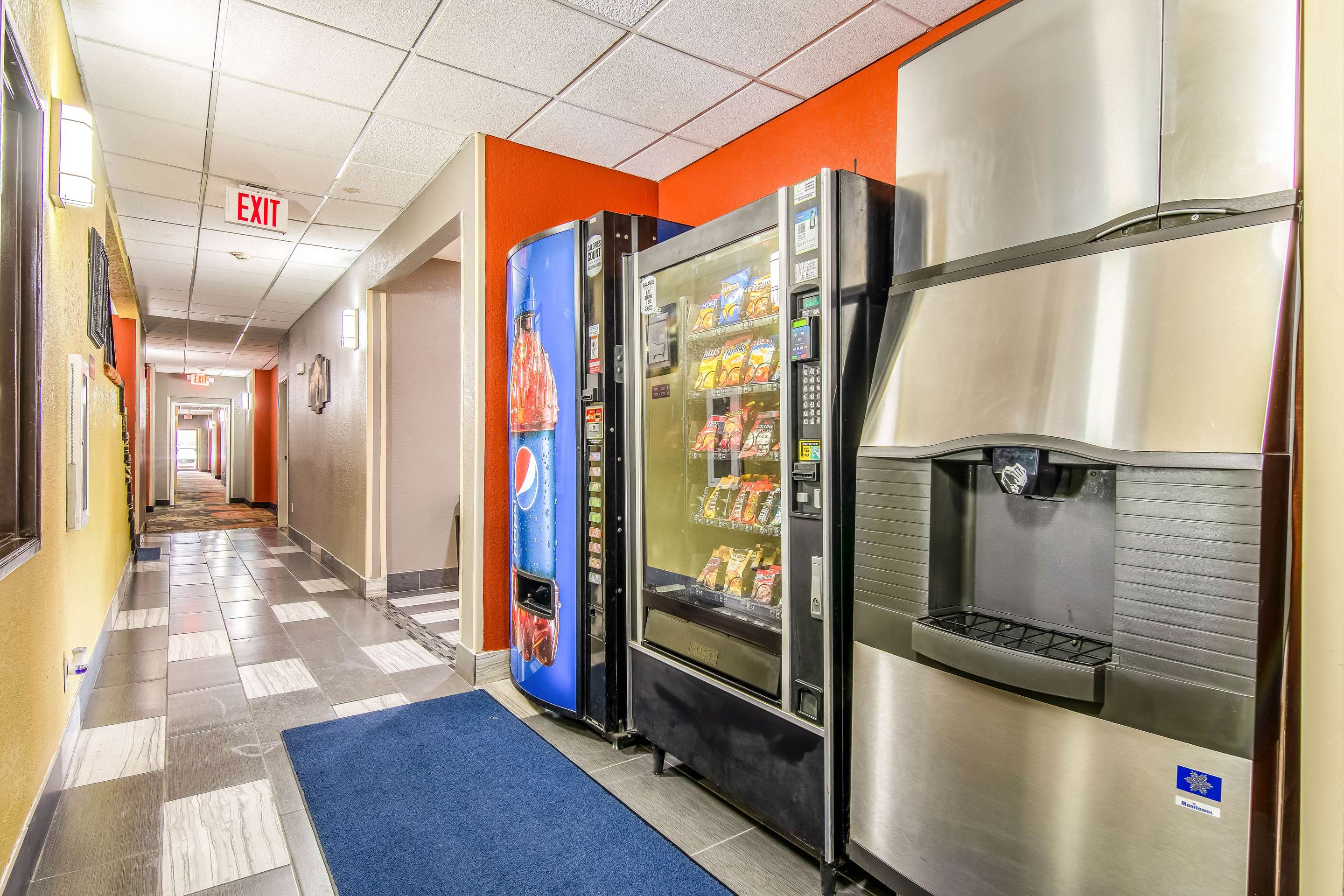 Hotel vending area | Econo Lodge at Wanamaker