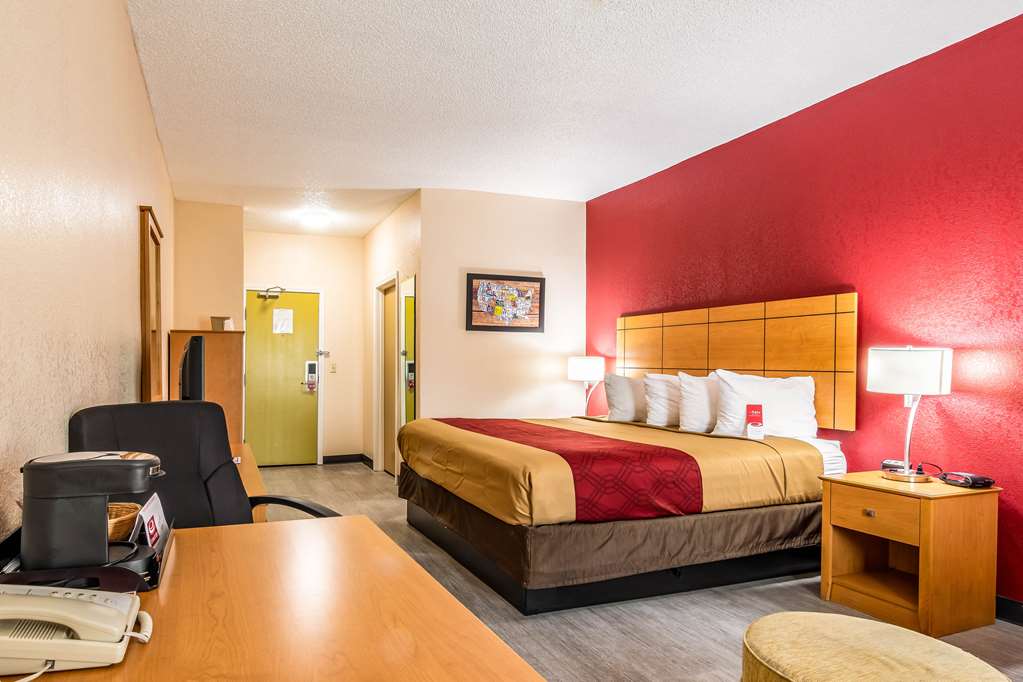 ECONO LODGE TOPEKA AT WANAMAKER-guestroom-Guest Room,On-Site.jpg
