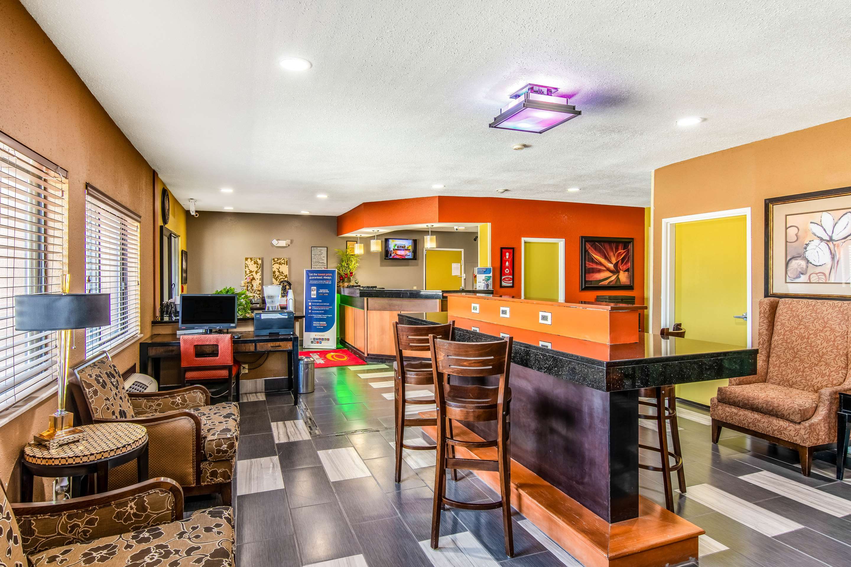 Spacious lobby with sitting area | Econo Lodge at Wanamaker