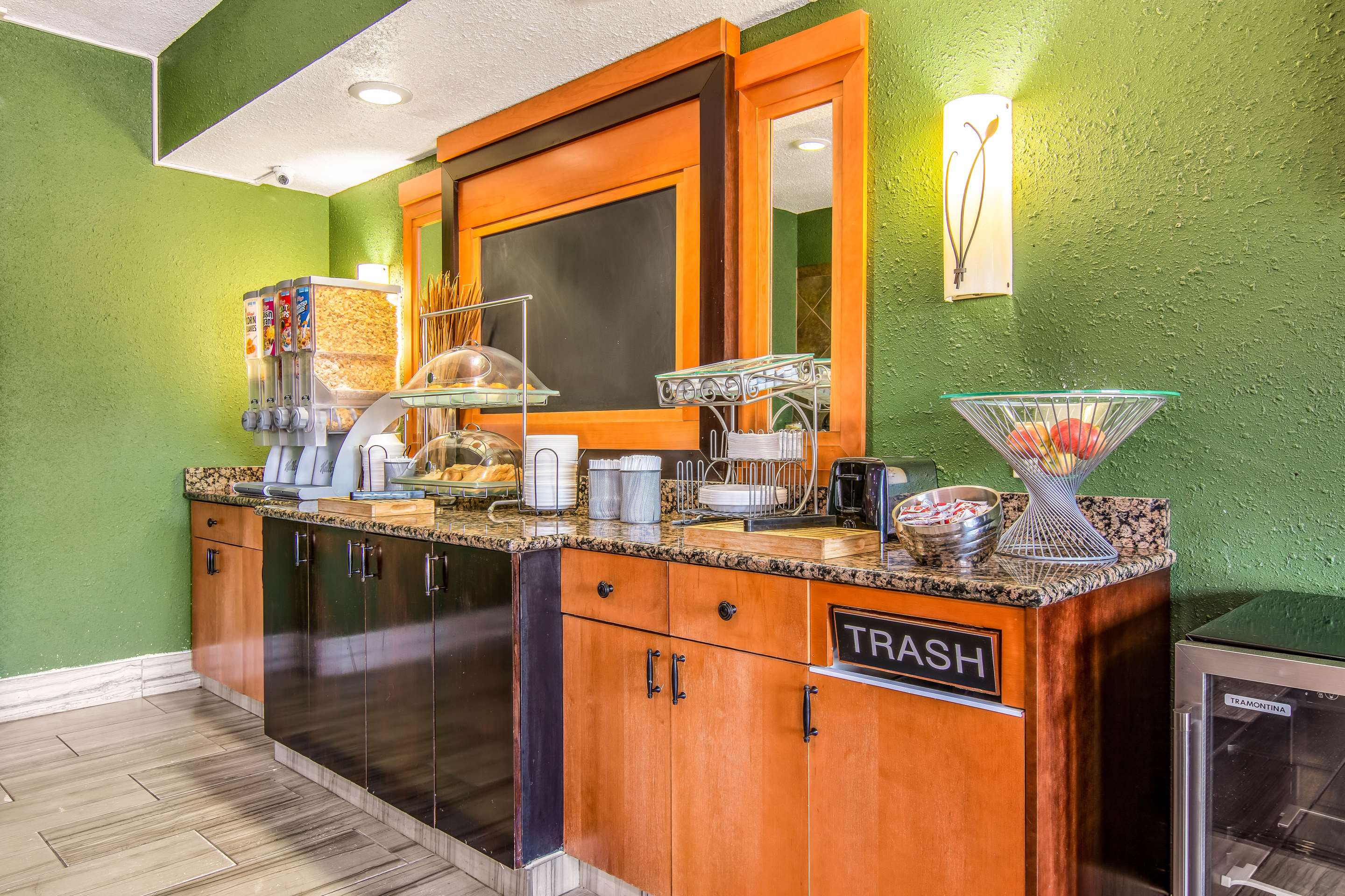 Spacious breakfast area | Econo Lodge at Wanamaker