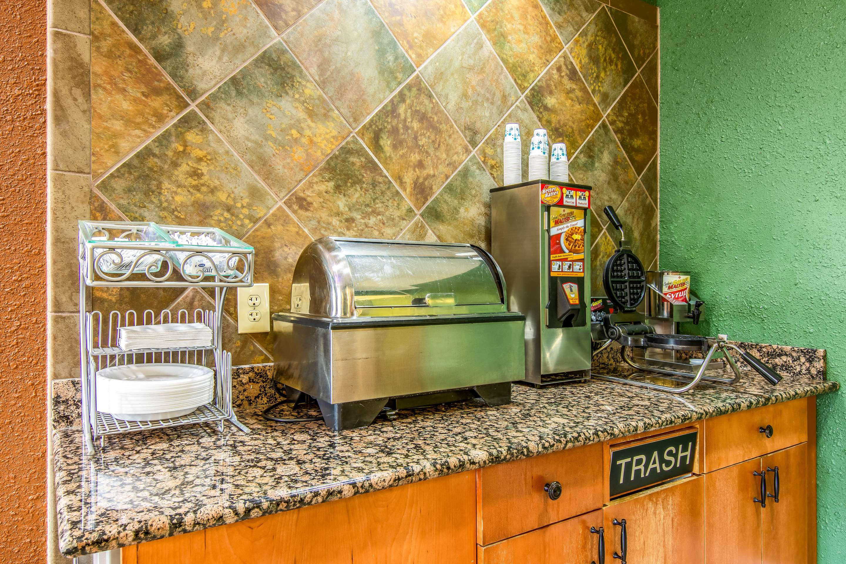 Spacious breakfast area | Econo Lodge at Wanamaker