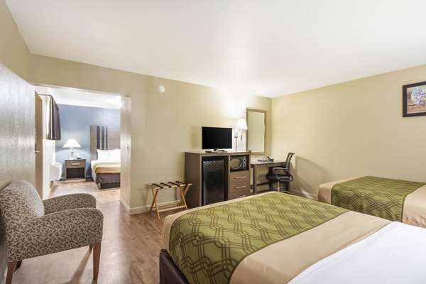 Suite - Econo Lodge Inn & Suites Overland Park