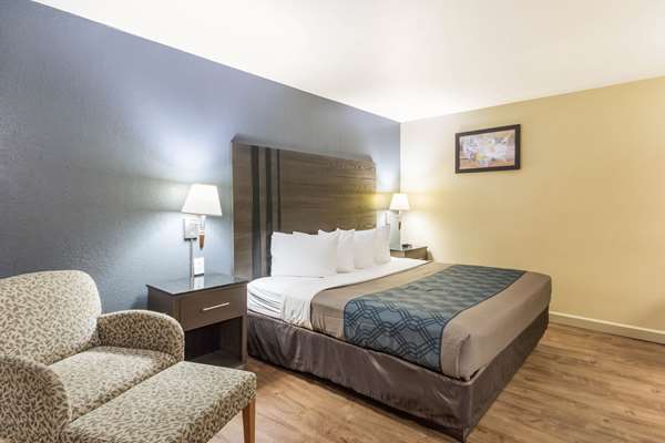  - Econo Lodge Inn & Suites Overland Park