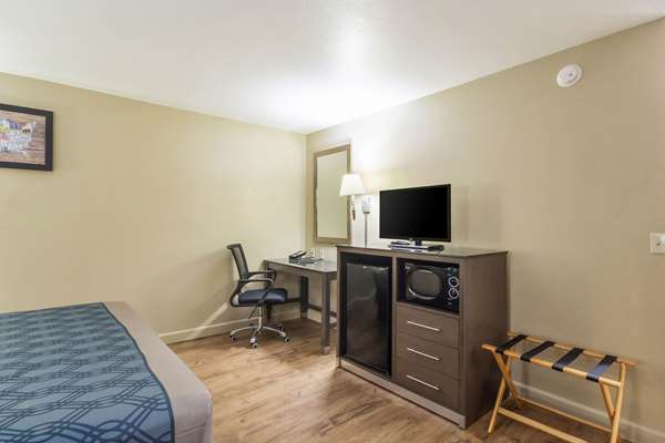  - Econo Lodge Inn & Suites Overland Park
