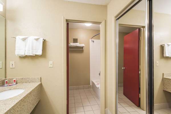  - Econo Lodge Inn & Suites Overland Park