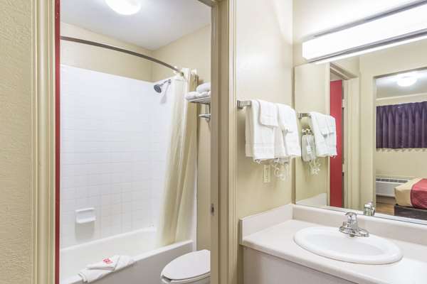  - Econo Lodge Inn & Suites Overland Park