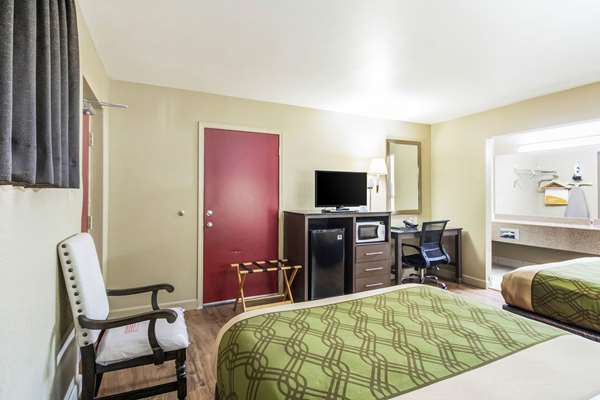  - Econo Lodge Inn & Suites Overland Park