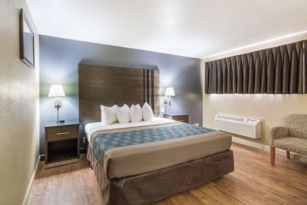  - Econo Lodge Inn & Suites Overland Park