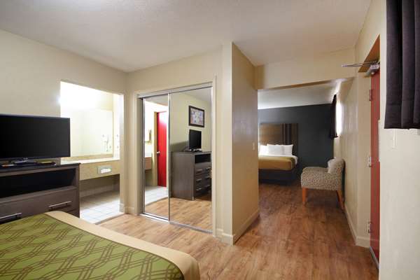 Suite - Econo Lodge Inn & Suites Overland Park