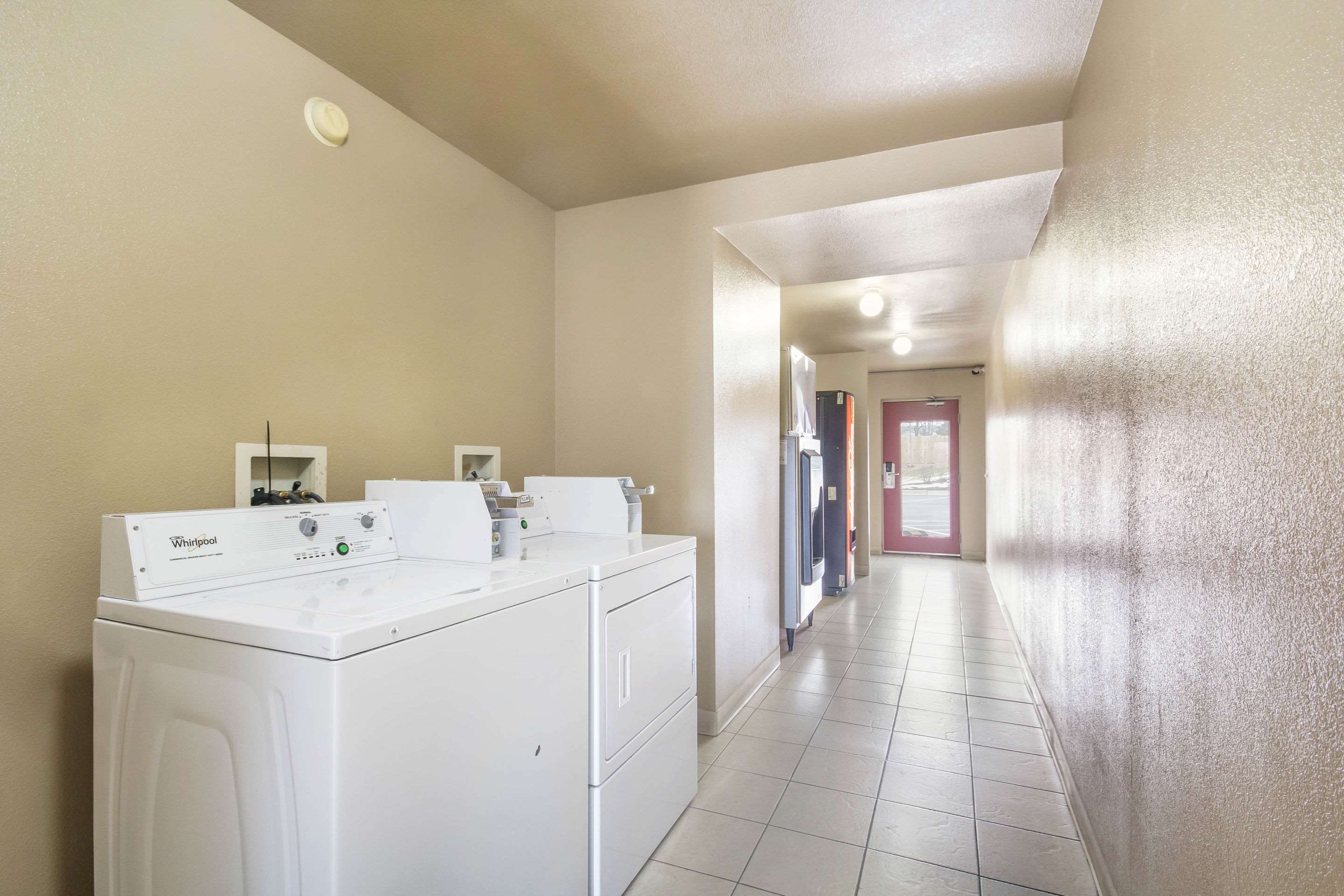 Guest laundry facilities | Econo Lodge Inn & Suites I-35 at Shawnee Mission