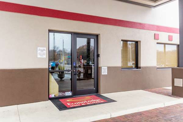Exterior view - Econo Lodge Inn & Suites Overland Park