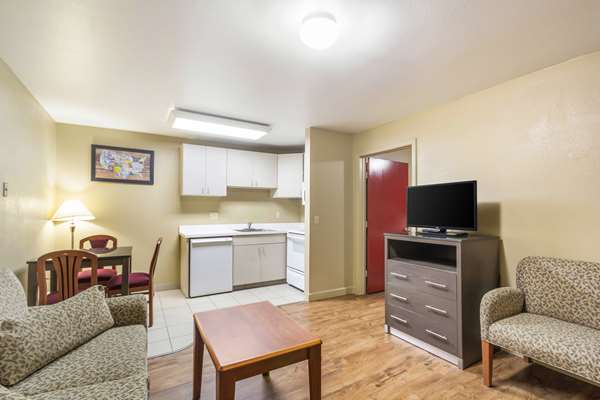 Suite - Econo Lodge Inn & Suites Overland Park