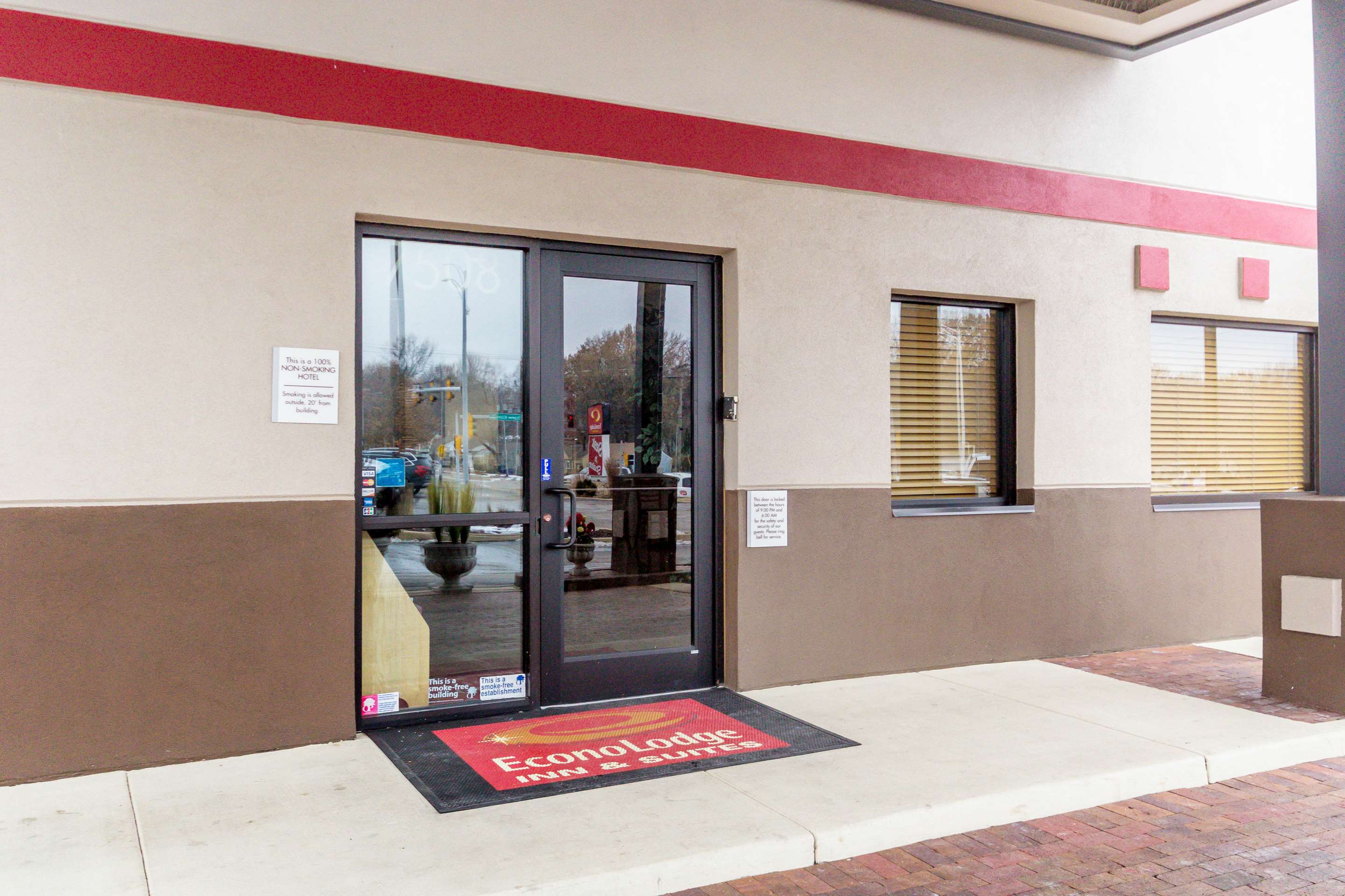 Hotel exterior | Econo Lodge Inn & Suites I-35 at Shawnee Mission
