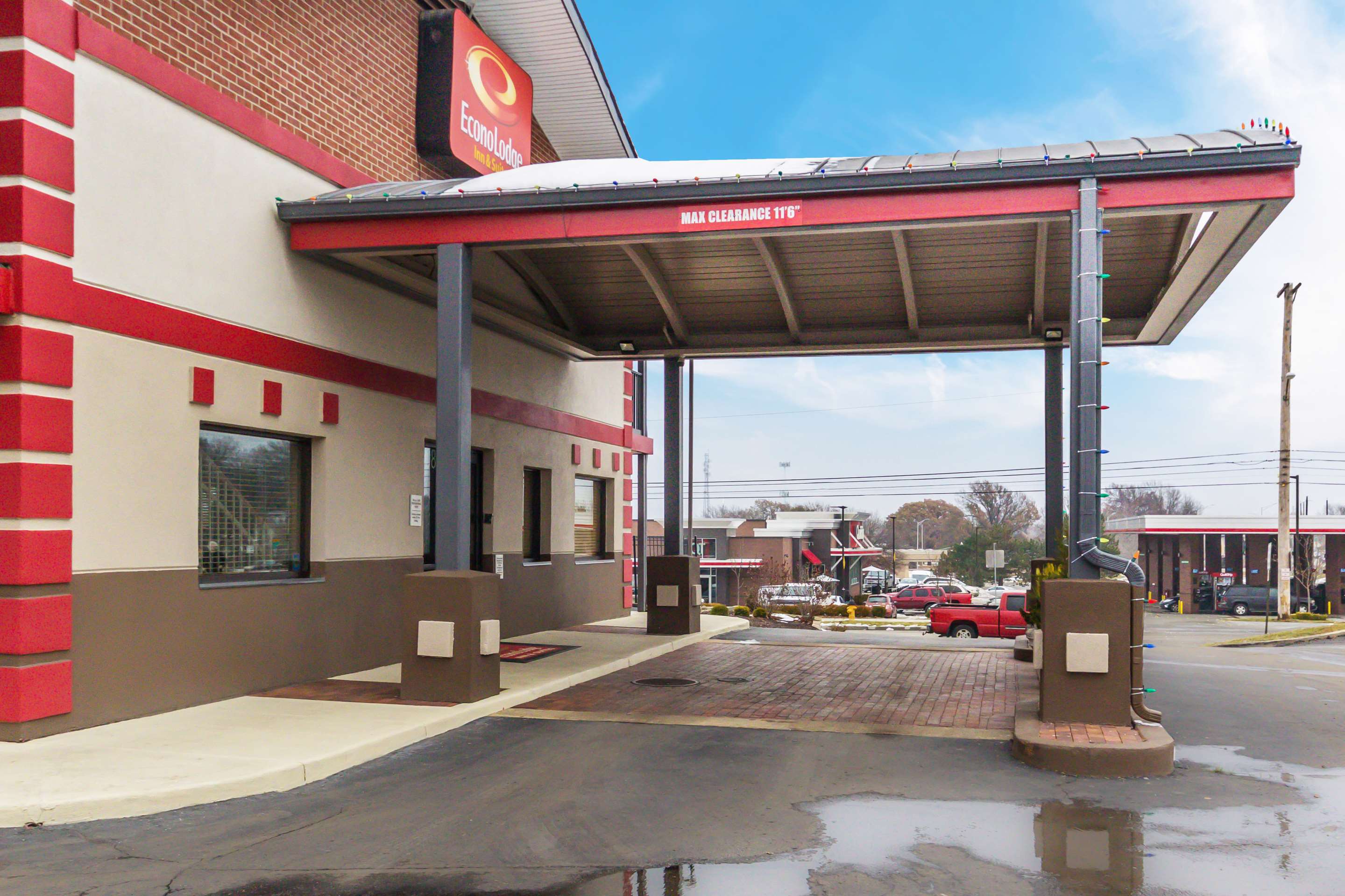 Hotel exterior | Econo Lodge Inn & Suites I-35 at Shawnee Mission