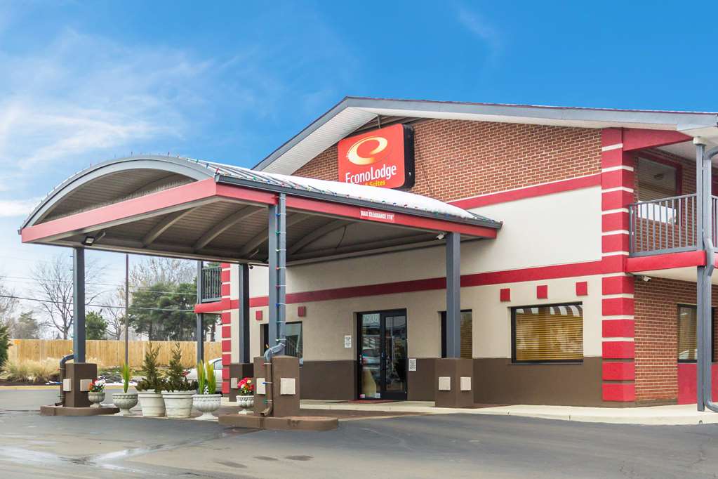 Econo Lodge & Suites