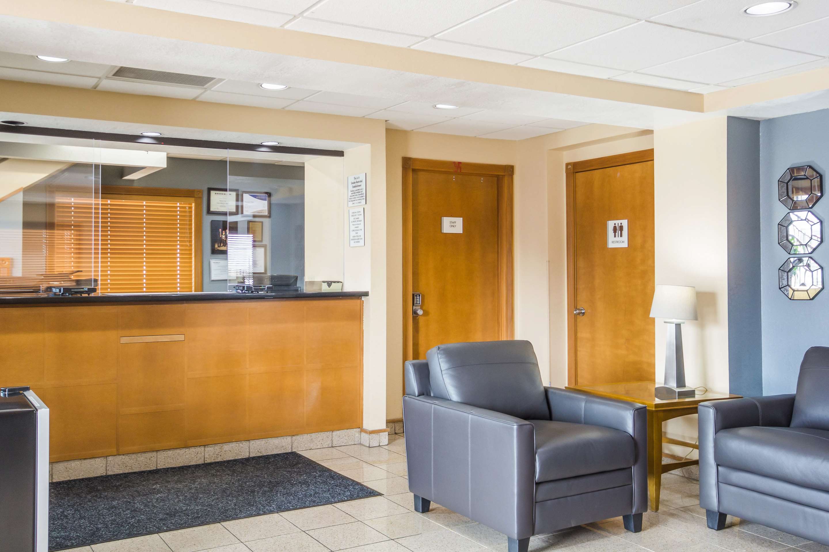Hotel lobby | Econo Lodge Inn & Suites I-35 at Shawnee Mission