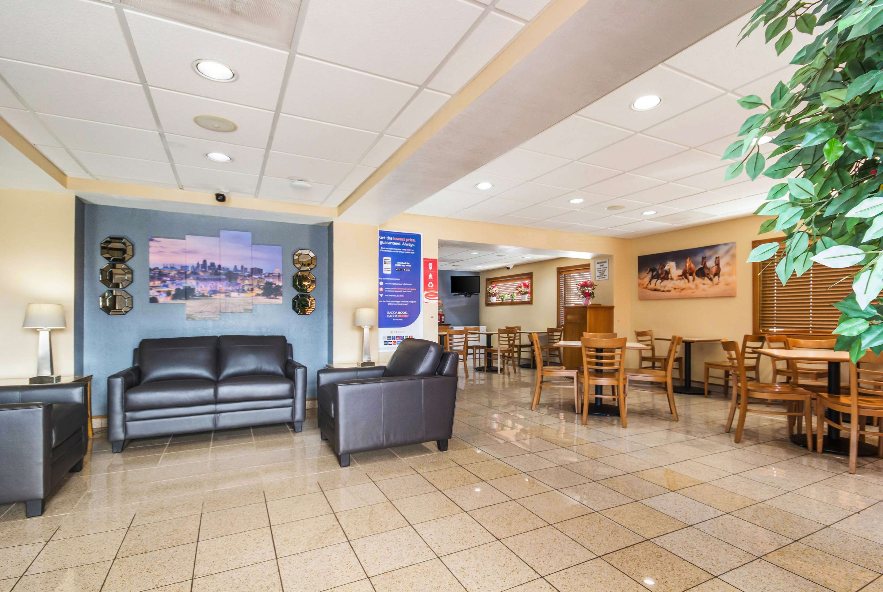 Hotel lobby | Econo Lodge Inn & Suites I-35 at Shawnee Mission
