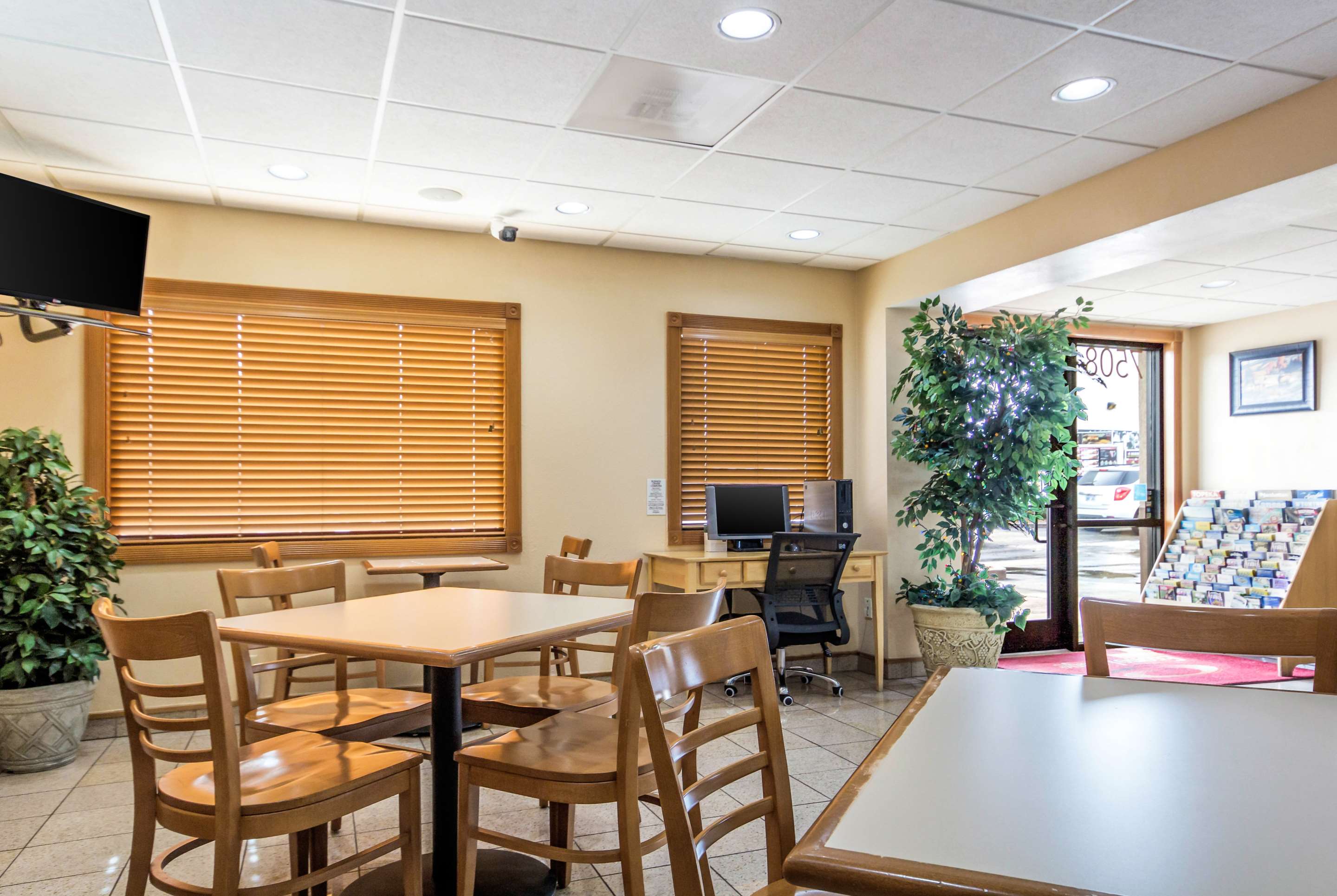 Breakfast area | Econo Lodge Inn & Suites I-35 at Shawnee Mission