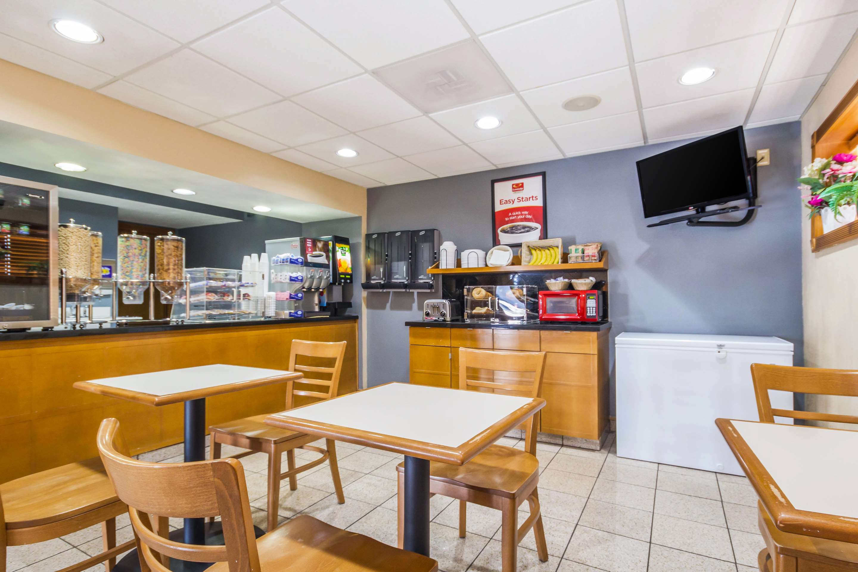 Breakfast area | Econo Lodge Inn & Suites I-35 at Shawnee Mission