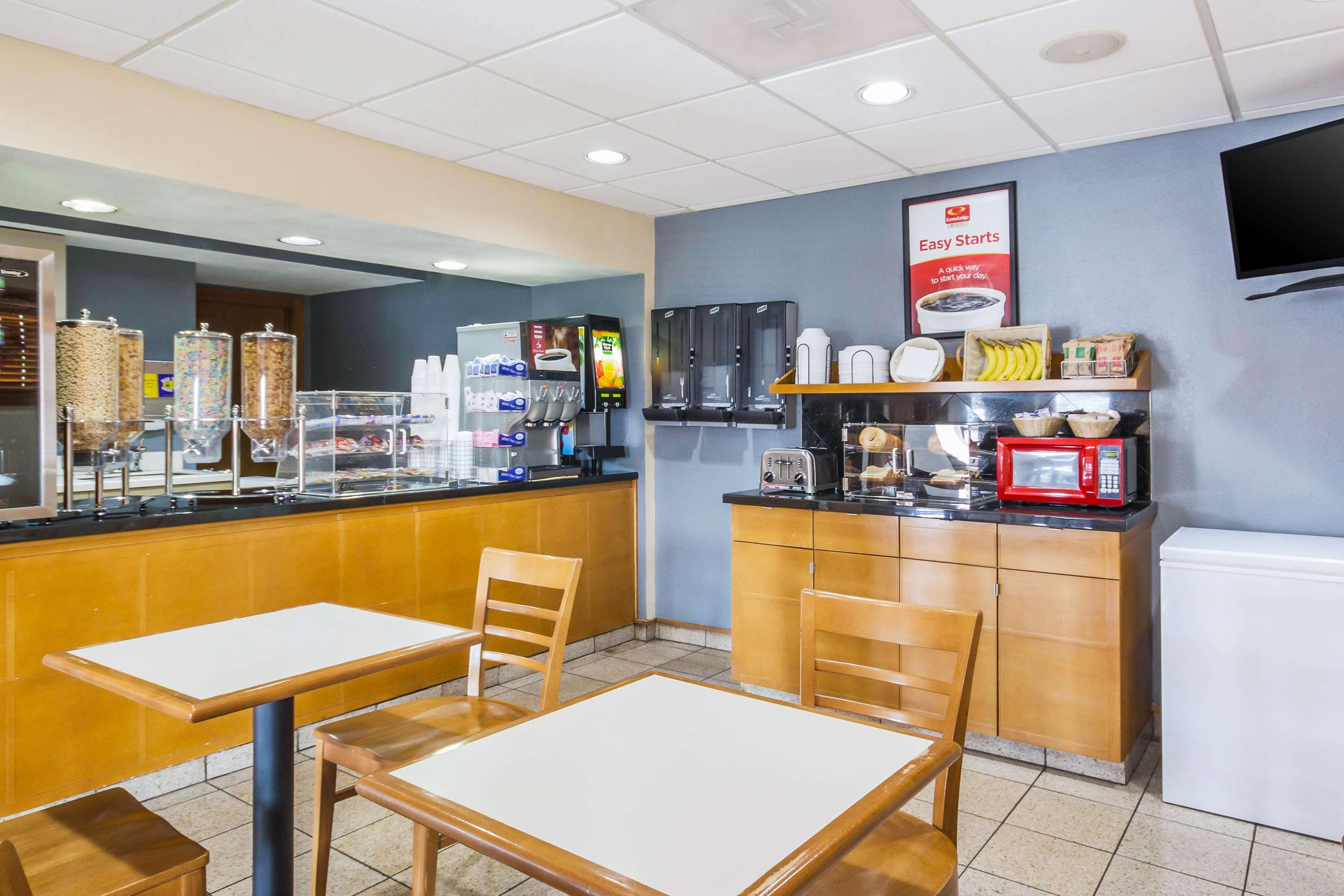 Breakfast area | Econo Lodge Inn & Suites I-35 at Shawnee Mission