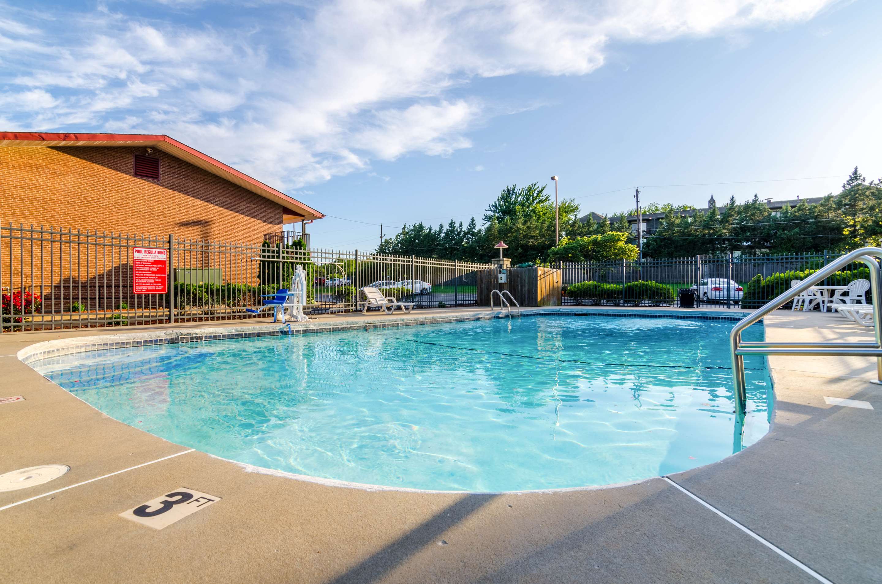 Outdoor pool | Econo Lodge Inn & Suites I-35 at Shawnee Mission