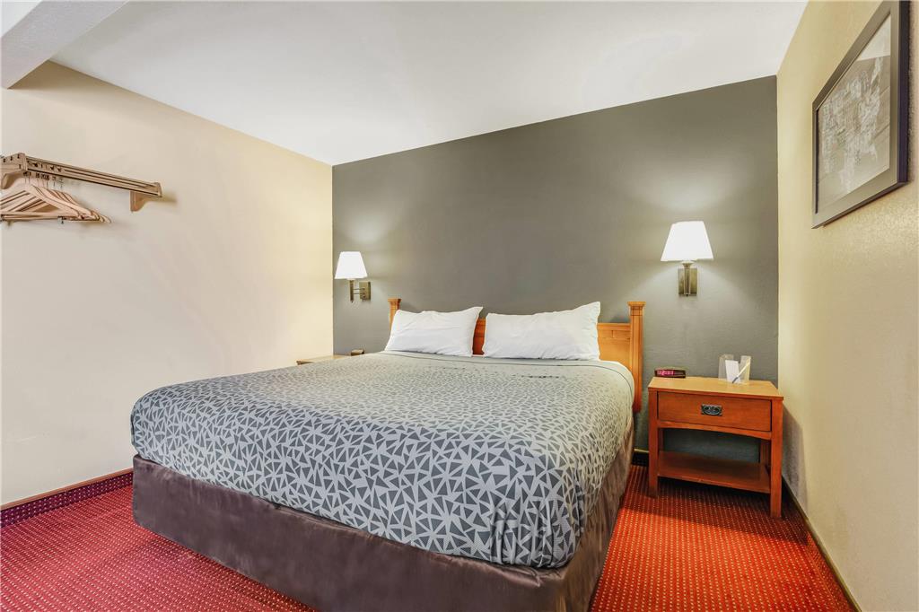 ECONO LODGE JUNCTION CITY I-70 NEAR-guestroom-Guest Room,Suite,On-Site.jpg