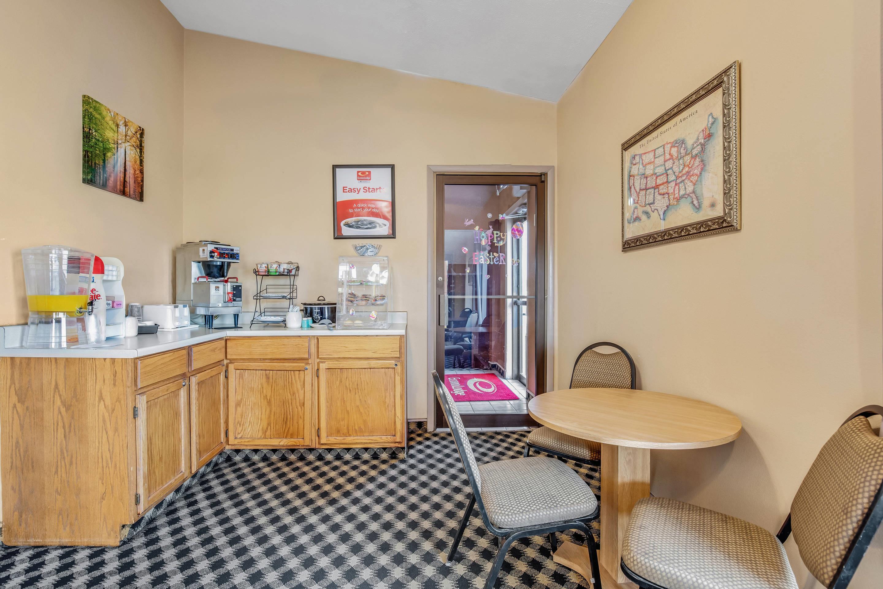 Breakfast area | Econo Lodge Junction City I-70 Near Fort Riley
