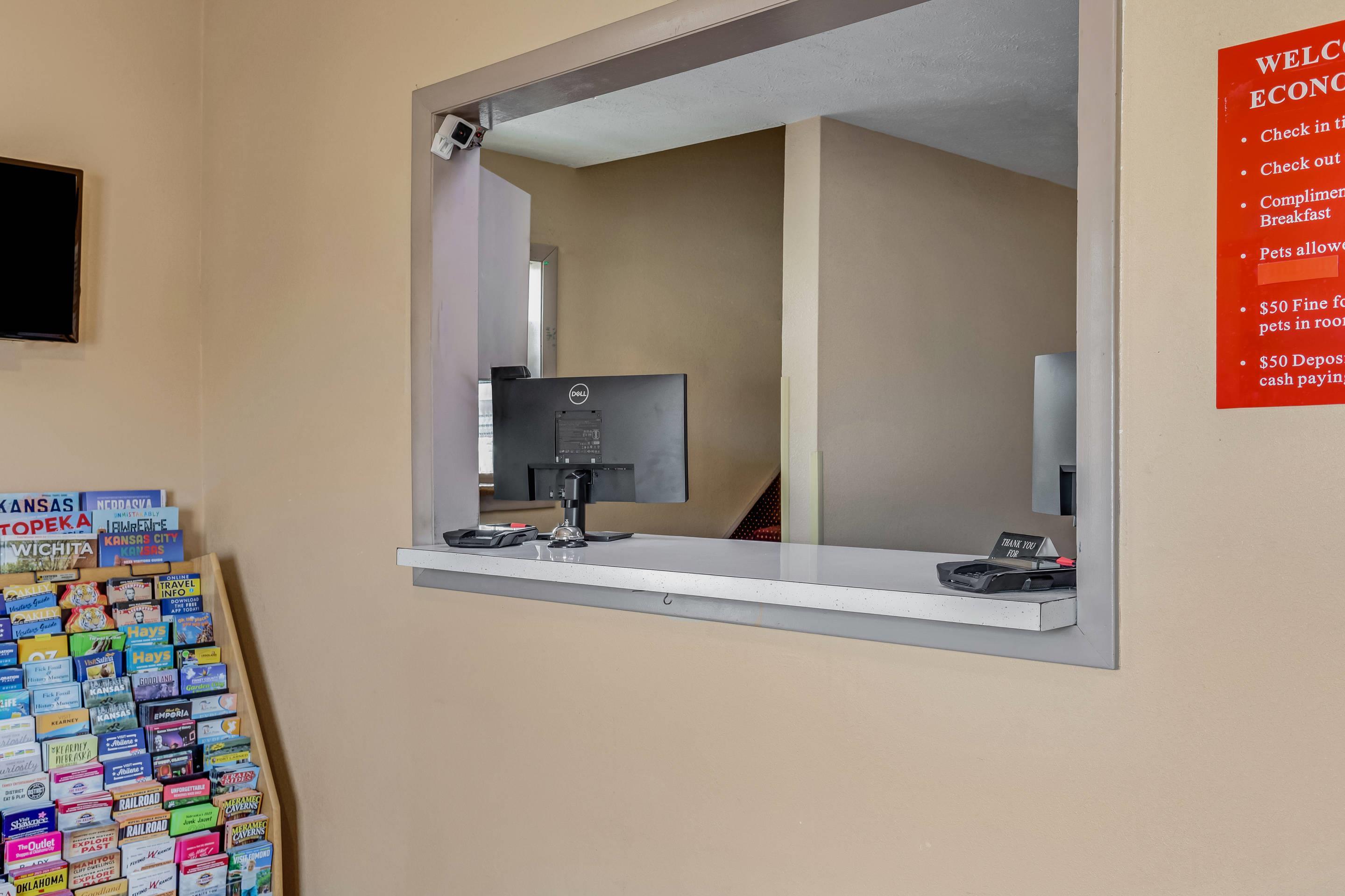 Front desk with friendly staff | Econo Lodge Junction City I-70 Near Fort Riley