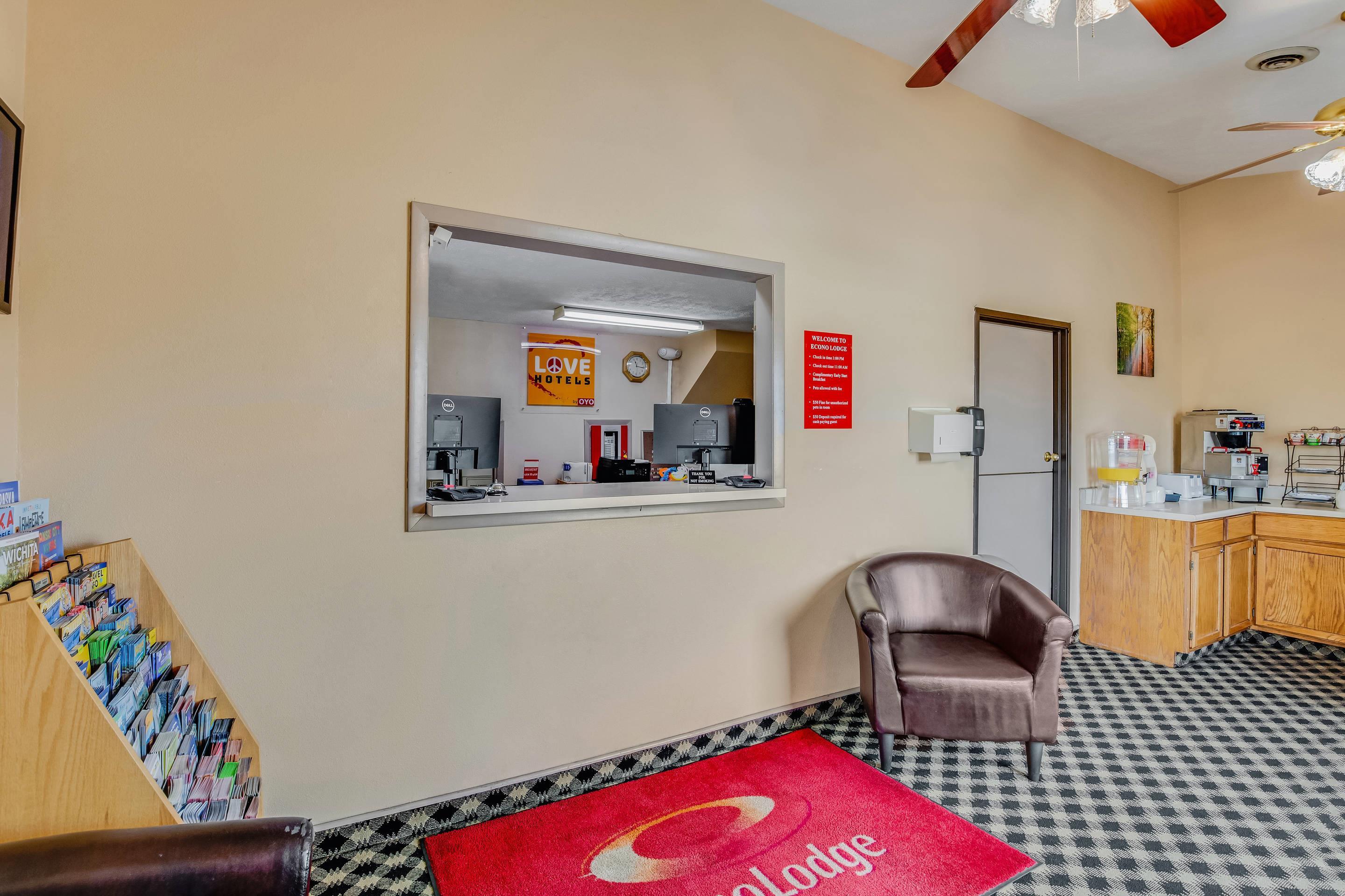 Hotel lobby | Econo Lodge Junction City I-70 Near Fort Riley
