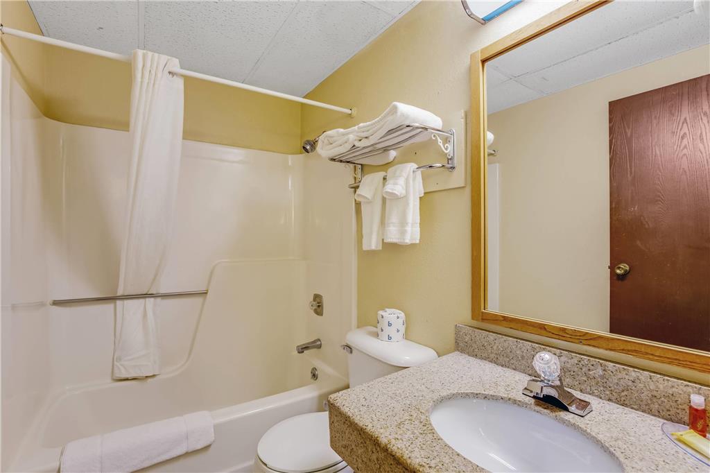 ECONO LODGE JUNCTION CITY I-70 NEAR-guestroom-Guest Room,Bathroom,On-Site.jpg